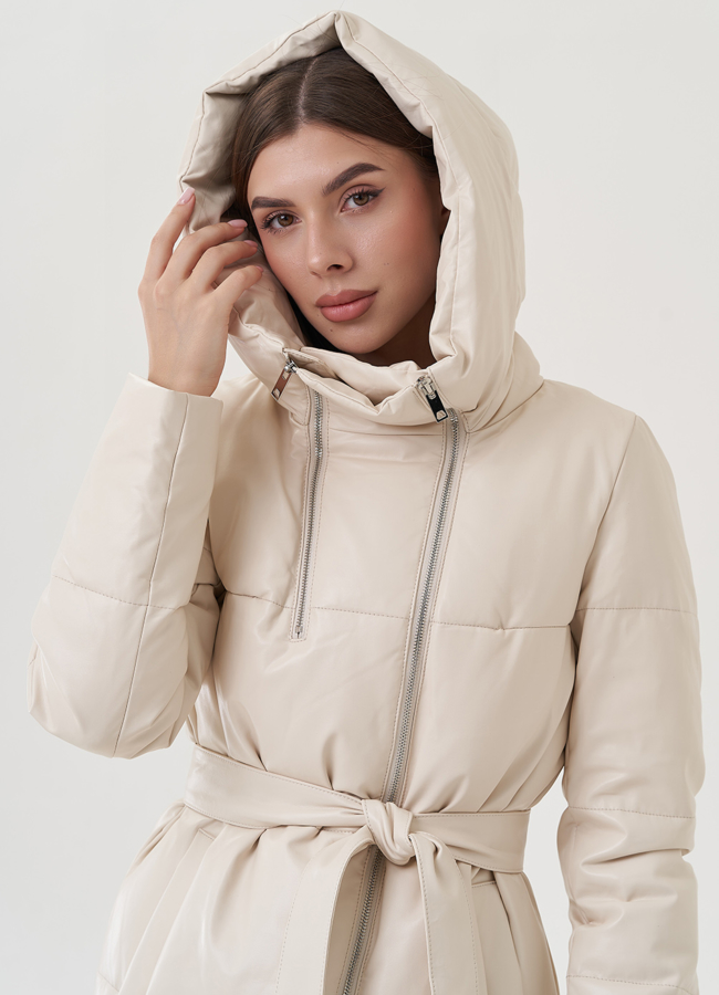 Пуховик из эко кожи молочного цвета с капюшоном модель № 25711 универмаг малина