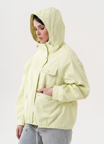 Светлая ветровка с капюшоном