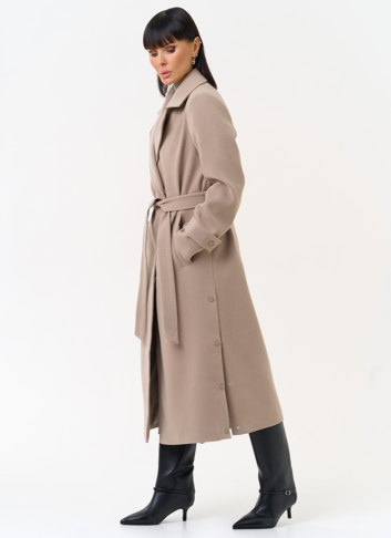 Женское пальто бежевого цвета с поясом