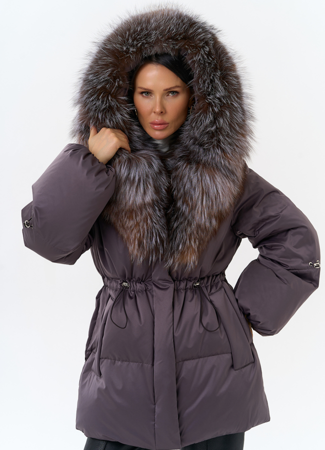 Женский пуховик с капюшоном из меха блюфрост модель № 32099 меха малина