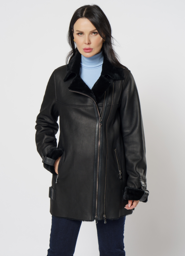 Удлиненная дубленка из овчины черного цвета модель № 5916 меха малина