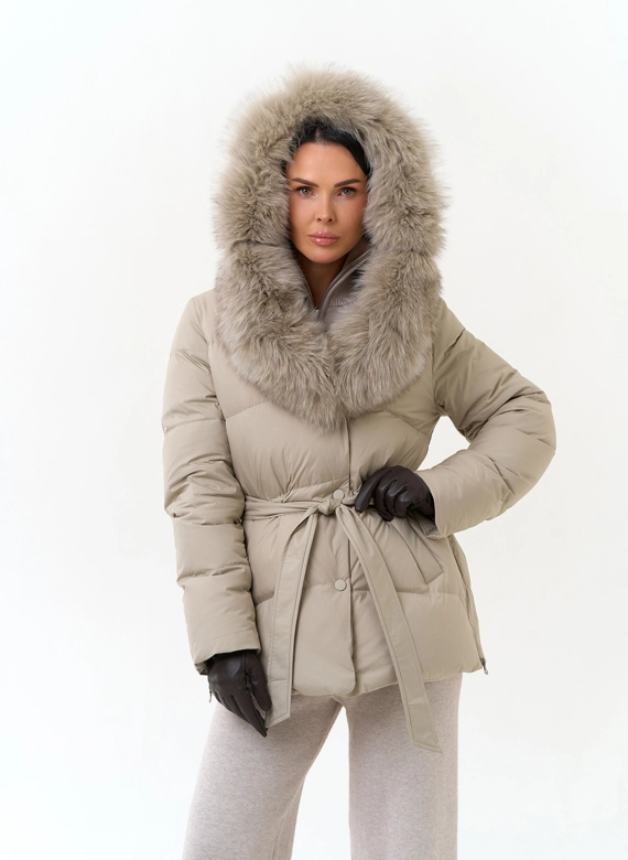 Женский пуховик с капюшоном из меха песца фото