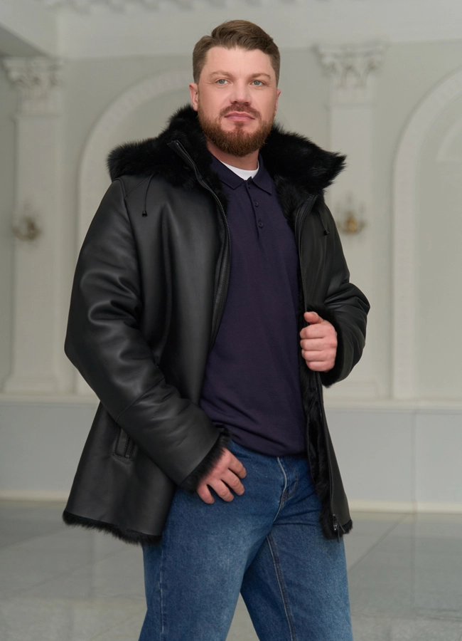 Мужская дубленка черного цвета с капюшоном модель № 31792 меха малина