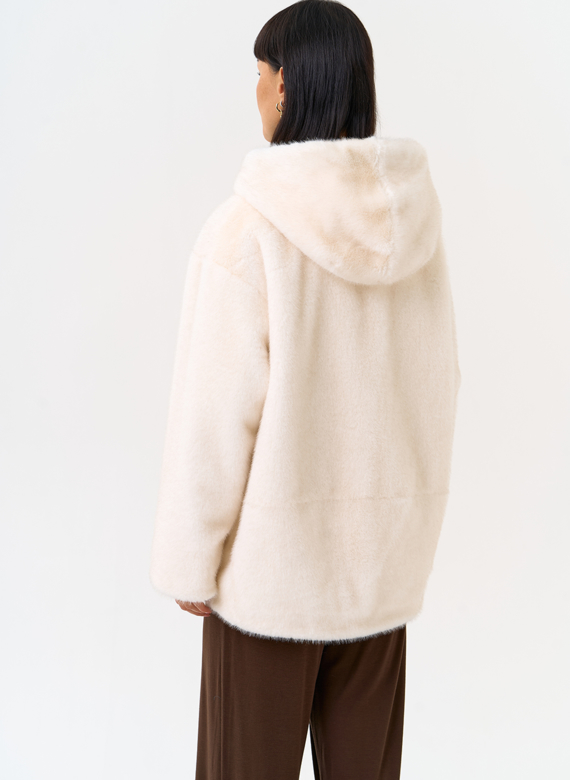 Женская светлая куртка из эко меха с капюшоном