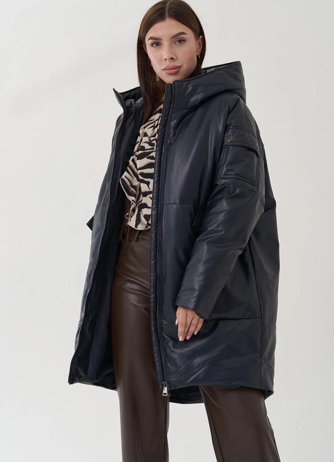 Женский пуховик синего цвета из эко кожи модель № 25332 в рассрочку