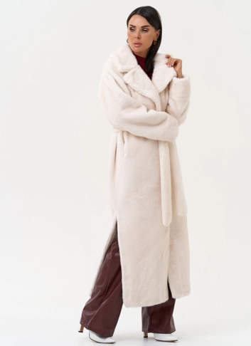 Женское пальто из эко меха молочного цвета